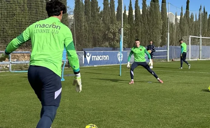 Oriol Rey sigue con el grupo en una sesión con tres bajas