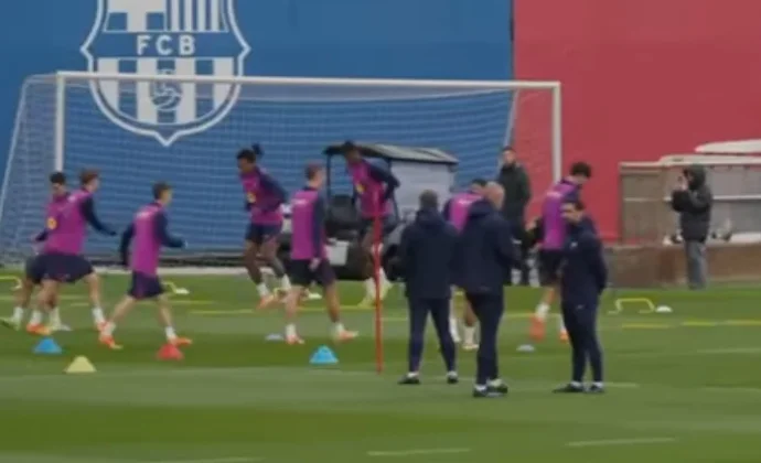 Koundé inicia el entrenamiento con normalidad pero termina renqueante