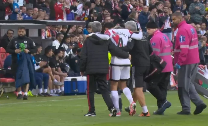 Pedro Díaz pide el cambio por molestias en la rodilla