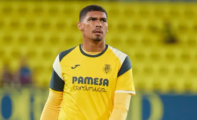 Luiz Junior pone el freno de mano a las rotaciones bajo palos