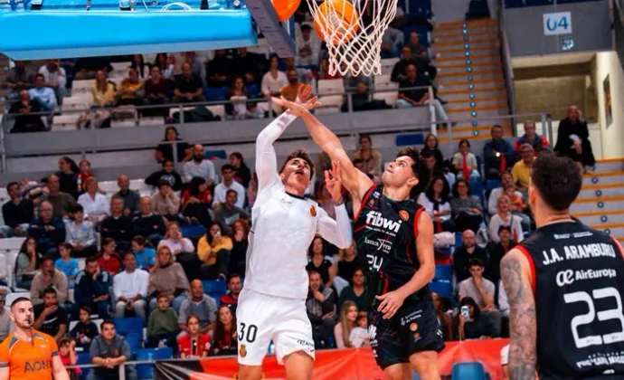 El Mallorca disfruta en una sesión de futsal y basket contra el Fibwi Palma