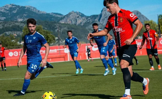 Partidillo de entrenamiento del Mallorca contra el Andratx con los menos habituales y sin Raíllo