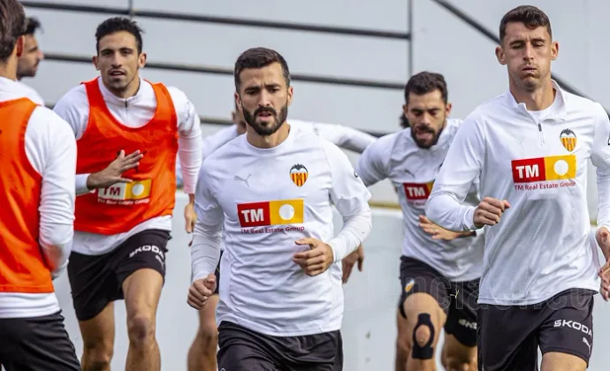 César Tàrrega vuelve al grupo tras la gestión de cargas y Thierry sigue al margen