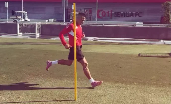 Alexis Sánchez se prueba sobre el césped en día libre