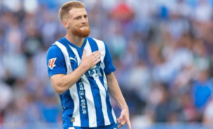 La batalla en las bandas del Alavés se reabre: Calebe, Aleñá, Carlos Vicente y Rebbach parten ahora al 50%