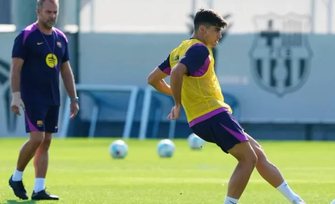 Raphinha hace algunos ejercicios con el grupo. Yamal, Pedri y Casadó al margen