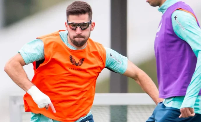 Areso trabaja con gafas por una pequeña úlcera ocular