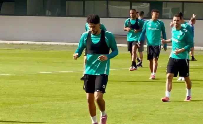 Fornals regresa a la dinámica del equipo y Cucho se quita la máscara