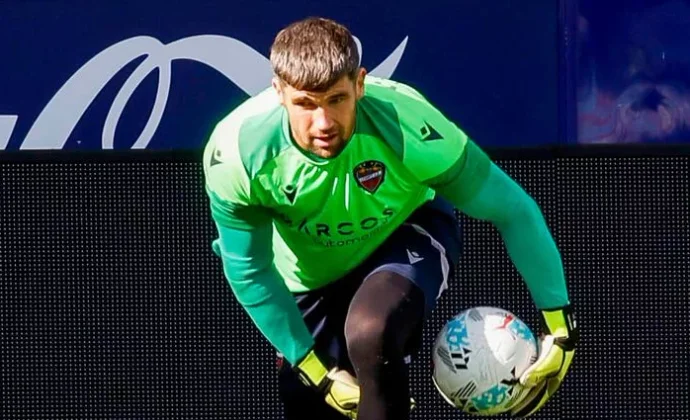 Ryan afronta el derbi tras un viaje intercontinental y superar un proceso vírico