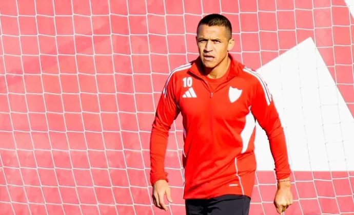 Alexis, Agoumé, Isaac Romero, Cardoso y los internacionales, con el grupo