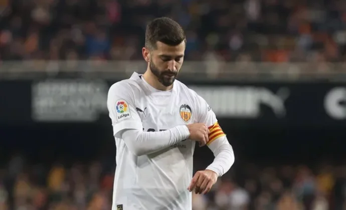 Gayà recoge el brazalete del suelo