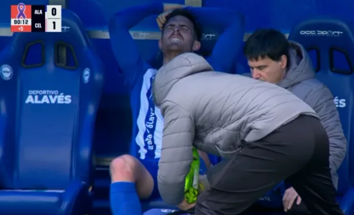 Toni Martínez se duele en el banquillo tras ser sustituido