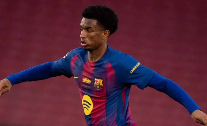 Alejandro Balde, sustituido en el descanso por precaución