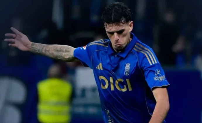 Javi López tuvo que ser sustituido en el descanso por molestias en el muslo