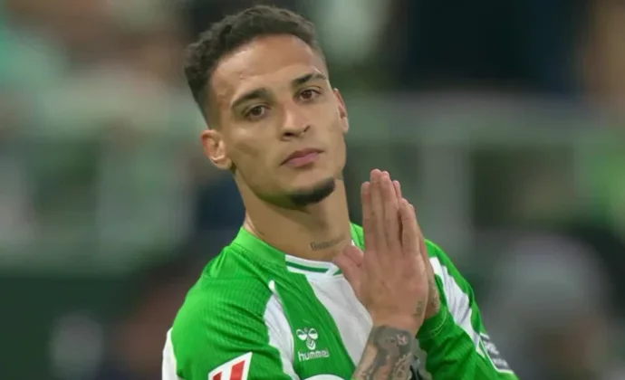 Antony es expulsado y se pierde el derbi