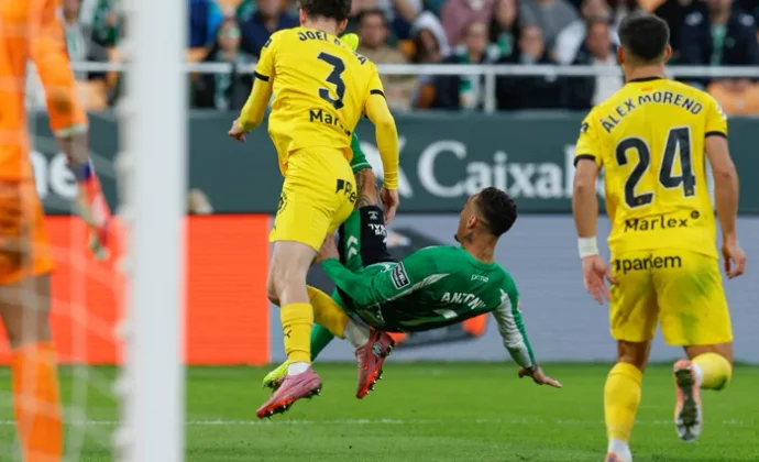 El Betis recurre la expulsión de Antony para que pueda jugar el derbi