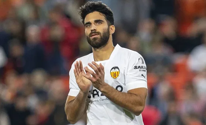 El Valencia mantiene a Cömert en la lista de transferibles para enero