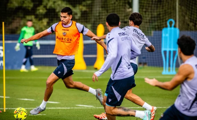 El Levante inicia la semana de trabajo pendiente de Pablo Martínez y Carlos Espí