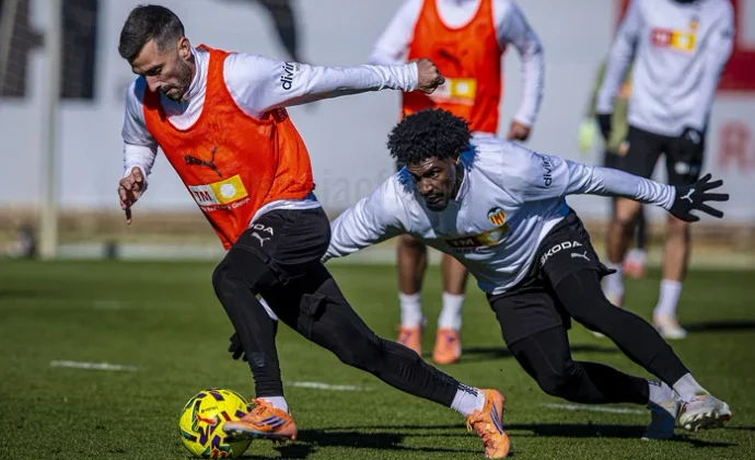 El Valencia avanza con Ramazani parcialmente y la única baja de Diakhaby