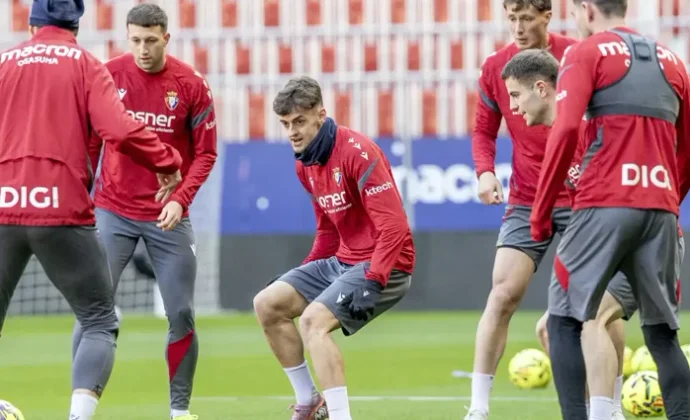 Budimir sigue al margen y empieza a peligrar su titularidad