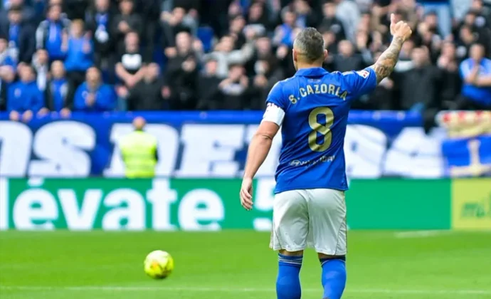 Cazorla tira de un Real Oviedo descarriado