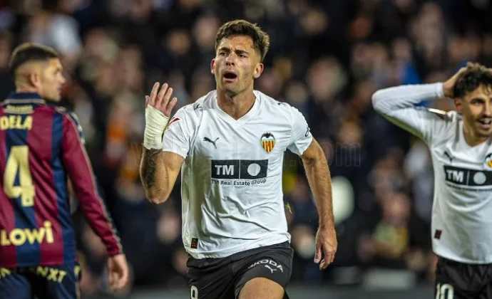 Las acrobacias de Hugo Duro en su lucha contra el favoritismo de Corberán