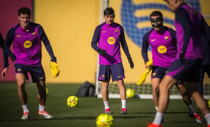 Araujo no entrena con el grupo y es duda, mientras Pedri sigue integrado