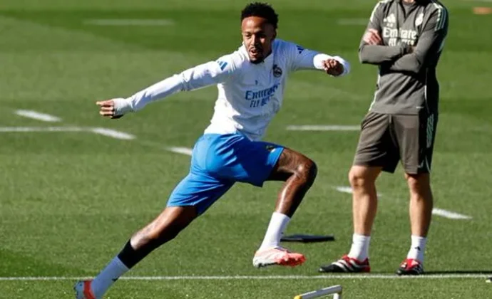 Militao entra en la recta final y hace algunos ejercicios con el grupo