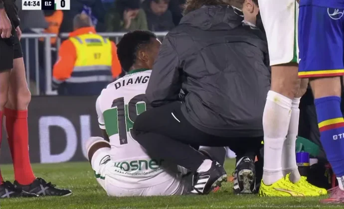 Grady Diangana se retira lesionado del partido en el Coliseum