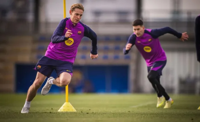 Frenkie de Jong regresa al grupo tras perderse el último partido y Araujo sigue al margen