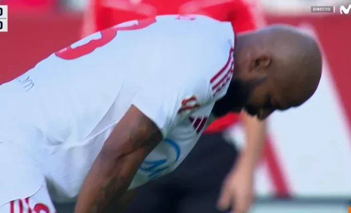 Marcao tuvo que ser sustituido en el descanso por molestias en la rodilla