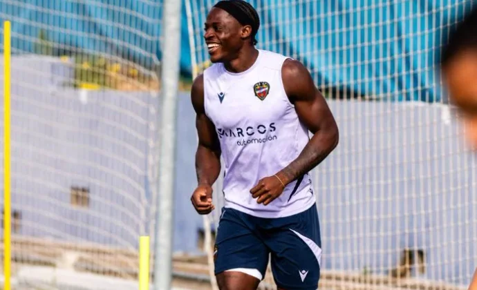 El Levante entrena pendiente de Elgezabal, Iván Romero y Arriaga