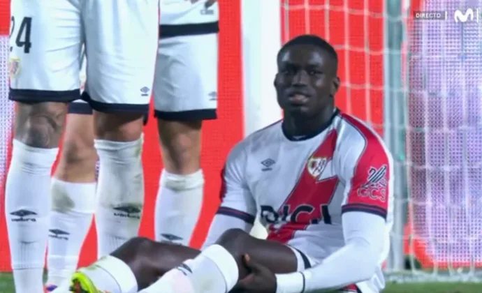 Nobel Mendy pide el cambio por calambres