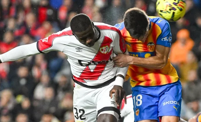 Alberola Rojas anota el gol del Valencia a Mendy en propia