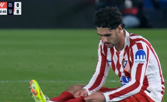 Johnny Cardoso pide el cambio tras recibir un golpe en la rodilla