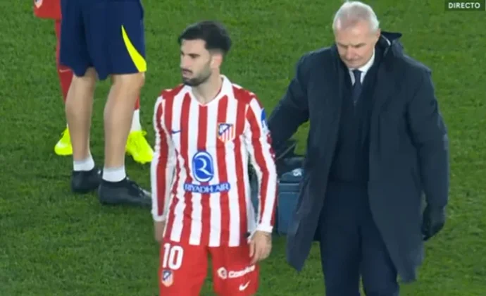 Álex Baena pide el cambio por molestias en los isquiotibiales