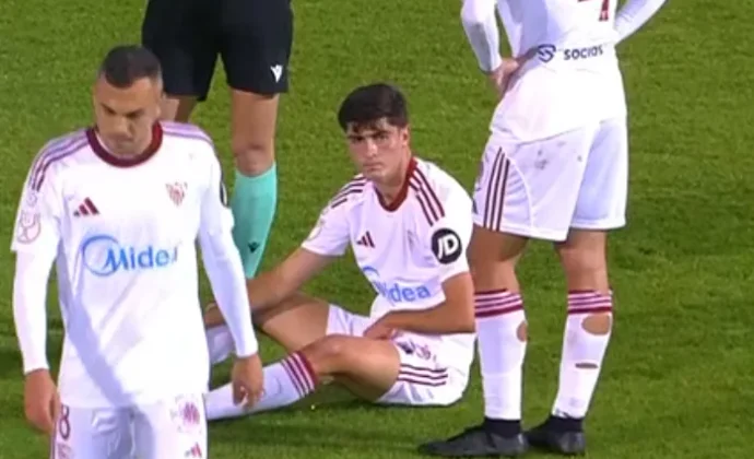 Juanlu pide el cambio por molestias en el aductor