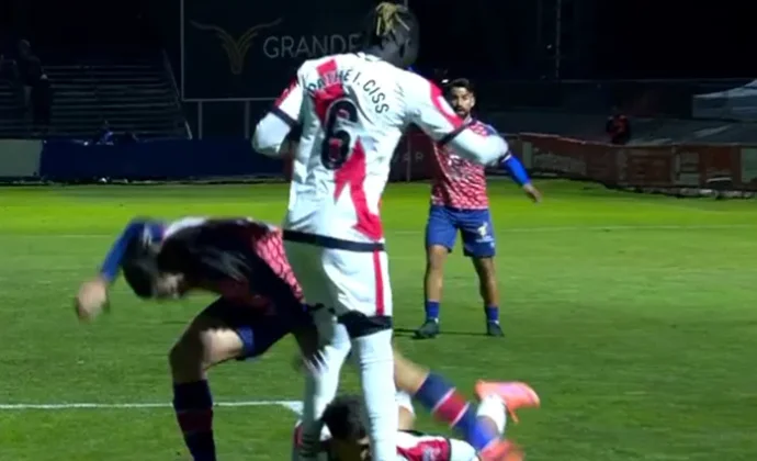 Pathé Ciss pidió el cambio en el inicio de la prórroga por unas molestias