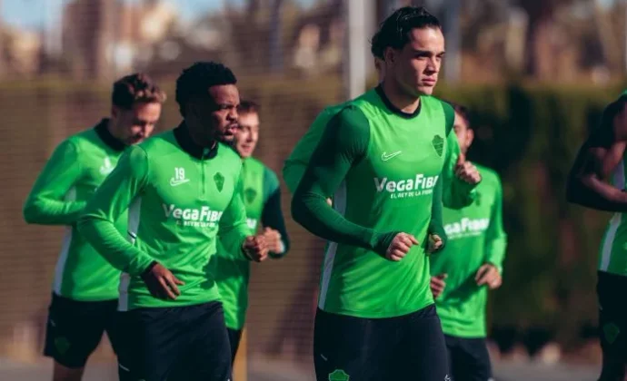 Álvaro Rodríguez y André Silva al margen y Diangana con el grupo esperando el alta