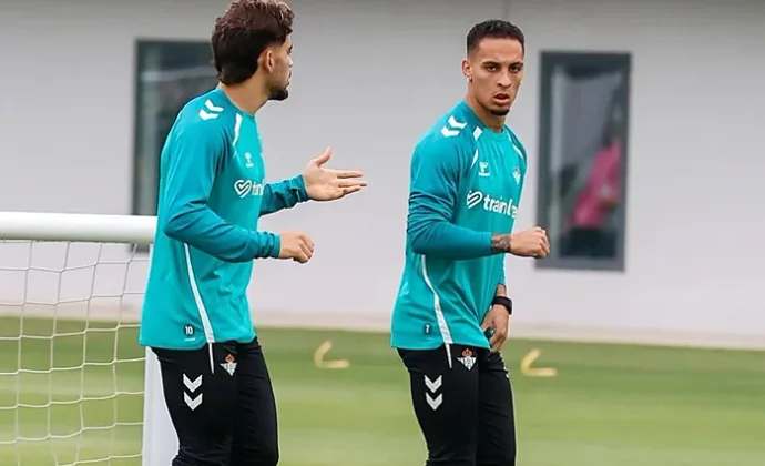 Antony y Lo Celso se prueban con el grupo y Amrabat da un paso atrás