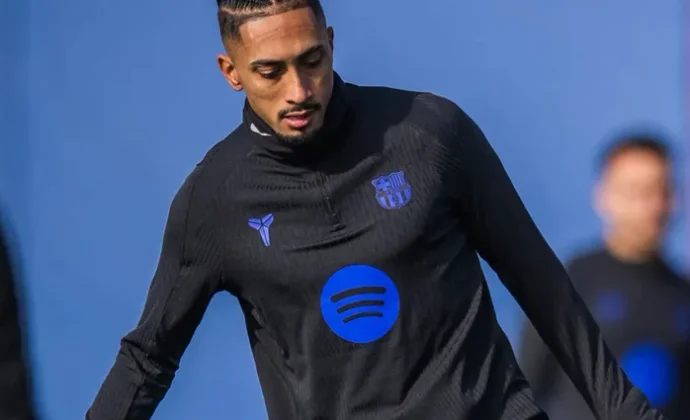 Raphinha sufrió contra el Atlético una leve sobrecarga y partirá desde el banquillo