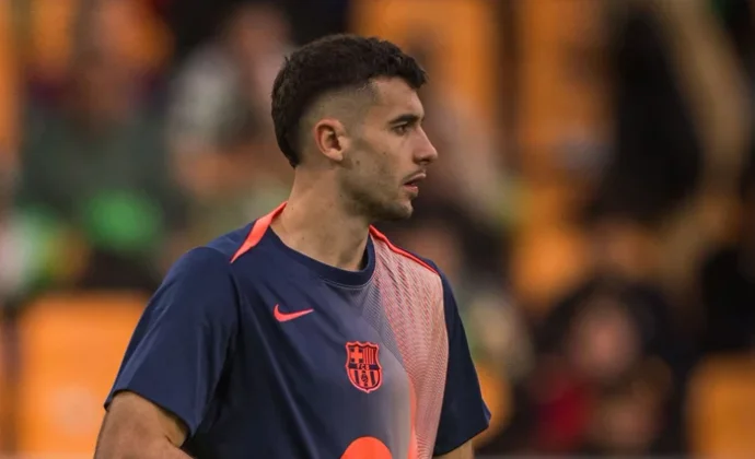 Joan García se trató en la sala médica por un golpe recibido en La Cartuja