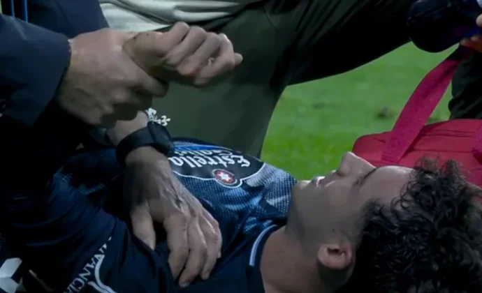 Pablo Durán, sustituido al descanso por molestias en el hombro