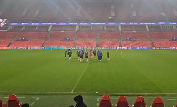 Sesión del Atlético bajo la lluvia en el Philips Stadion sin los cuatro lesionados