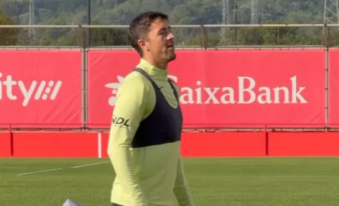 Raíllo decide entrenar parcialmente con el grupo mientras espera la máscara