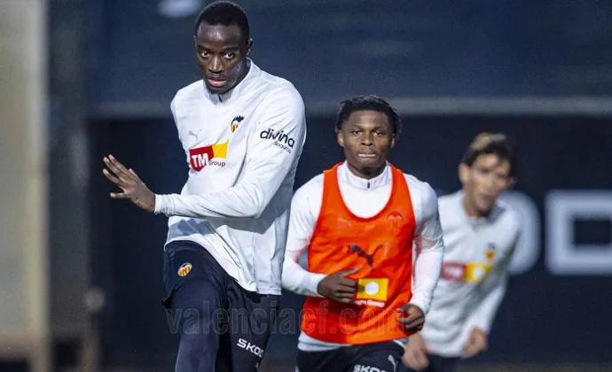 Dimitrievski y Javi Guerra no se ejercitan con el grupo. Copete y Diakhaby no completan la sesión