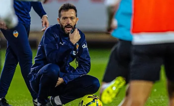 Corberán no ve a Diakhaby para ser titular y ensaya con defensa de cinco