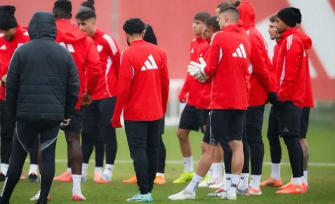 Marcao y Kike Salas siguen fuera del grupo y se les complica su participación