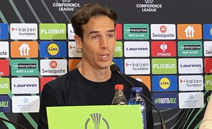 Íñigo Pérez celebra el triunfo, elogia al Pacha Espino y destaca la unión del vestuario