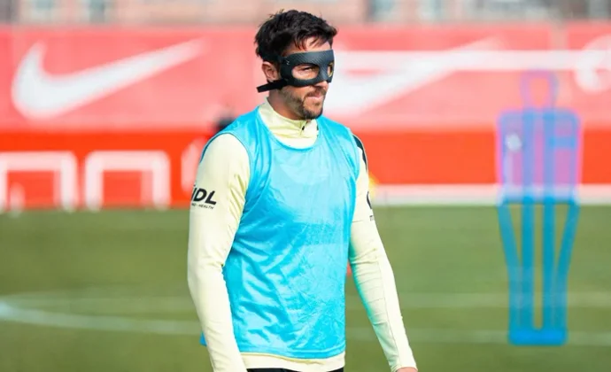 Raíllo reaparece con máscara tras ausentarse ayer